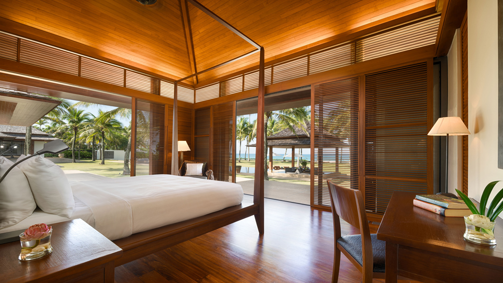 Jivana Beach Villas - Natai Beach Phuket - Airy and spacious bedroom overlooking the beach